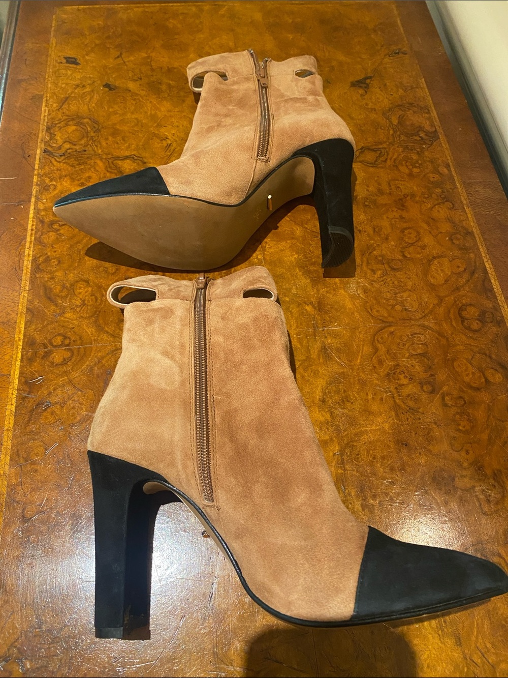 42. Gold Kiki Leather Suede Two Tone Heeled Pointed Toe Boots Tan Black Sz 7.5